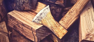 Leña cortada y abierta para estufas y chimeneas