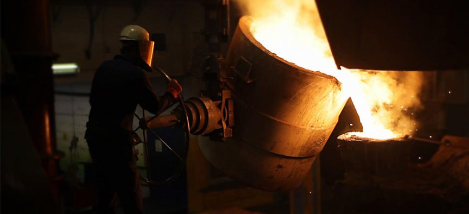 Hombre trabajando en la fábrica de Jøtul