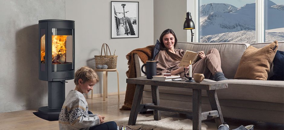 Un niño y una mujer se divierten frente a la chimenea